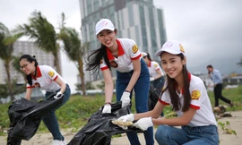 Thí sinh Hoa khôi SV Việt Nam dọn rác bờ biển Đà Nẵng sau ngập lụt