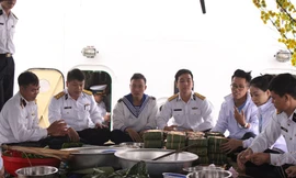 'Mùa xuân biển đảo' mang Tết sớm đến với các chiến sĩ hải quân. Ảnh: Giang Thanh
