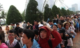 Hàng trăm người hâm mộ Đà thành "đội" mưa, đợi ca sĩ "họa mi tóc nâu" từ hơn 15g. Ảnh: Giang Thanh