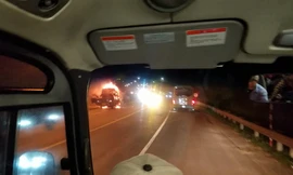 Xe cháy ngùn ngụt trên đường dẫn vào hầm Hải Vân