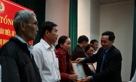 LĐLĐ TP Đà Nẵng tặng bằng khen cho 10 tập thể và 10 cá nhân có thành tích xuất sắc trong xây dựng mô hình Tổ tự quản