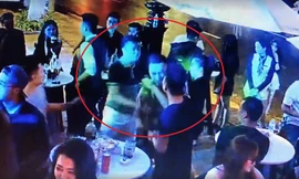 Phóng viên Hứa Vĩnh Nhân bị hành hung tại quán Lost and Found. Ảnh cắt từ clip