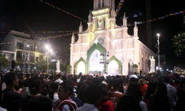 Biển người đổ về Nhà thờ Chính tòa Đà Nẵng đón Giáng sinh