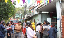 Căn phòng trọ cháy, lửa bén sang "thiêu" cả căn nhà của chủ trọ. Ảnh: Giang Thanh