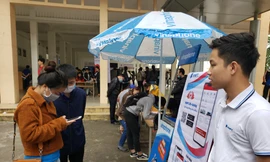 Thay vì đăng kí hiến máu theo cách truyền thống, người hiến máu sẽ đăng kí hiến máu trước thông qua ứng dụng VNPT Life - Saving. Thông qua ứng dụng này, người hiến máu sẽ giảm thời gian chờ đợi khi tham gia hiến máu. Ảnh: Giang Thanh