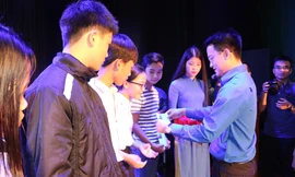 Thành đoàn Đà Nẵng trao 40 suất quà Tết cho con em chiến sĩ, ngư dân