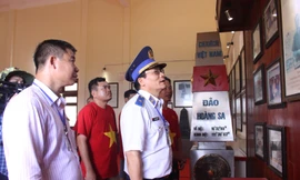 Thiếu tướng Doãn Bảo Quyết, Phó Chính ủy Cảnh sát biển Việt Nam cùng các đại biểu đoàn công tác "Cảnh sát biển đồng hành với ngư dân" năm 2019 tham quan Nhà trưng bày hải đội Hoàng Sa kiêm quản Bắc Hải