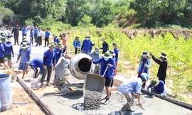'Áo xanh' xây những cung đường nối liền xóm thôn