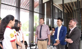 Các thí sinh tham dự vòng chung kết cuộc thi Hoa khôi Sinh viên Việt Nam 2018 tự tin bước vào phần thi hùng biện tiếng Anh