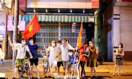 Người dân Đà Nẵng hát vang, vẫy cờ thời điểm gỡ phong tỏa