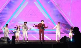 Sự xuất hiện của Đức Phúc khiến hàng ngàn khán giả Đà Nẵng cùng hòa giọng theo những bản hit của chàng ca sĩ trẻ