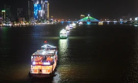 Thuyền hoa diễu hành lung linh sông Hàn dịp năm mới 2021