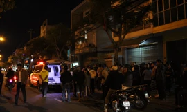 Chị T. được phát hiện chết bất thường trước cửa phòng khách. Nhiều người sống xung quanh tỏ ra bàng hoàng trước sự việc. Ảnh: Giang Thanh