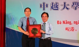 PGS - TS Nguyễn Ngọc Vũ, GĐ ĐH Đà Nẵng tặng quà cho anh Thạch Tân Minh, Phó trưởng đoàn Đại biểu Đoàn TNCS Trung Quốc. Ảnh: Giang Thanh