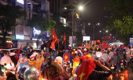 CĐV Đà Nẵng ăn mừng trong cơn mưa tầm tã. Ảnh: Giang Thanh