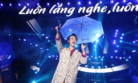 Hà Anh Tuấn, Thu Minh... đội mưa hát cùng khán giả Đà thành. Ảnh: Giang Thanh