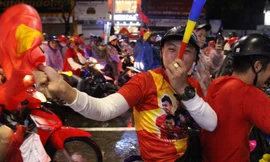 Ăn mừng trong mưa tầm tã cũng phải "chất" như dân Đà thành. Ảnh: Giang Thanh