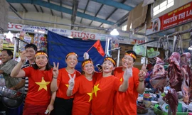 Tiểu thương Đà Nẵng đồng phục cờ đỏ sao vàng cổ vũ đội tuyển