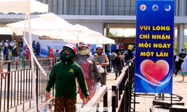 Không có sự chen lấn, không tập trung quá đông đúc, với sự bố trí bài bản của ban tổ chức, người dân xếp hàng ngay ngắn, lần lượt đợi trước 2 cây ATM gạo tự động đầu tiên tại Đà Nẵng để đợi nhận gạo miễn phí