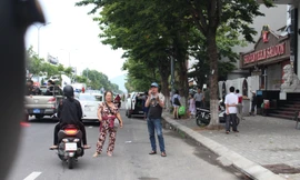 Phe vé ngang nhiên chèo kéo khách đi đường mua vé chợ đen để xem pháo hoa. Ảnh: Giang Thanh