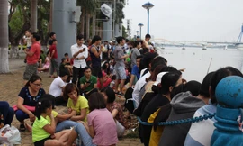 Người dân và du khách đổ về trung tâm Đà Nẵng chờ xem pháo hoa