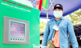 Thầy trò sáng chế cổng kiểm soát lượt người vào chợ