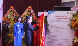 Thừa ủy quyền của Chủ tịch nước, Bộ trưởng Bộ GD&ĐT Phùng Xuân Nhạ trao tặng Huân chương Lao động hạng nhất cho ĐH Duy Tân