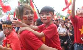 Các cổ động viên "nhí" cũng hào hứng với trận đấu lịch sử. Ảnh: Giang Thanh