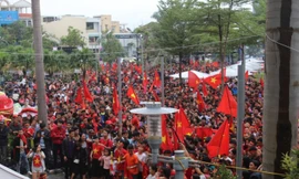 Biển người rợp cờ đỏ sao vàng ở Đà Nẵng sục sôi cổ vũ U23 Việt Nam