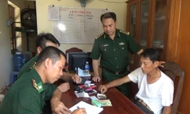 Đối tượng Đỗ Viết Tuấn (áo trắng) bị bắt giữ với tang vật là 25g heroin trong hành lý