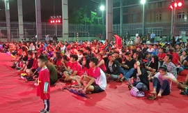 Người dân Đà Nẵng đội mưa cổ vũ đội tuyển Việt Nam