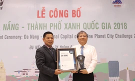 Ông Nguyễn Ngọc Tuấn, PCT UBND TP Đà Nẵng nhận danh hiệu Thành phố Xanh Quốc gia năm 2018 từ đại diện WWF. Ảnh: Giang Thanh