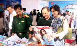 Ấn phẩm Xuân của báo Tiền Phong trưng bày tại Hội Báo Xuân Canh Tý Đà Nẵng nhận được sự quan tâm của đông đảo phóng viên và độc giả tham dự. Ảnh: Giang Thanh