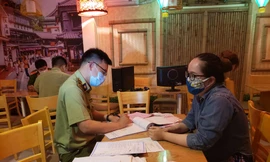 Lực lượng quản lý thị trường làm việc với chủ cửa hàng Michi Sushi & Mì cay vì vẫn bán đồ ăn cho khách bất chấp lệnh cấm