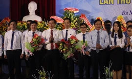 Anh Lê Quốc Phong, Bí thư thứ nhất TƯ Đoàn, Chủ tịch Hội Sinh viên Việt Nam, tặng hoa chúc mừng BCH Hội SV TP Đà Nẵng khóa mới. Ảnh: Giang Thanh