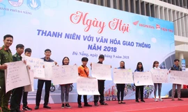 Các bạn ĐVTN hào hứng tham gia phần thi sáng tác slogan tuyên truyền an toàn giao thông. Ảnh: Giang Thanh
