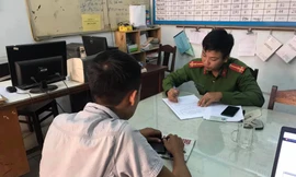 Phóng viên Trần Văn Quyên làm đơn trình báo vụ việc tại công an phường Xuân Hà (quận Liên Chiểu, Đà Nẵng) sau khi bị 1 nhóm người hành hung khi đang tác nghiệp