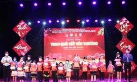 Thành Đoàn - Hội đồng Đội TP Đà Nẵng trao 30 suất quà và 200 phần quà Tết cho các em học sinh, thiếu nhi trên địa bàn