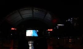 Người dân Đà Nẵng đội mưa xem trận Tứ kết của Olympic Việt Nam