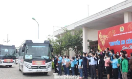 Người lao động náo nức về Tết trên chuyến xe công đoàn