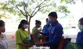 Thành Đoàn Đà Nẵng vừa trao tặng 21 phần quà tiếp sức cho các em học sinh đồng bào Cơ Tu tham gia kì thi tốt nghiệp THPT năm 2020 (đợt 2) tại Hội đồng thi TP Đà Nẵng. Ảnh: Giang Thanh