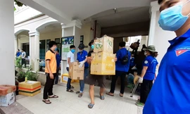 Hơn 200 ĐVTN của Quận Đoàn Liên Chiểu (Đà Nẵng) vẫn tiếp tục dọn dẹp kí túc xã ĐH Sư Phạm (ĐH Đà Nẵng) để sớm bàn giao cho UBND Quận tiếp quản, làm nơi cách ly tập trung. Ảnh: Giang Thanh