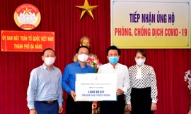 Hội Doanh nhân trẻ TP Đà Nẵng phối hợp cùng với các doanh nghiệp đã trao số tiền ủng hộ hơn 1,5 tỷ đồng (gồm tiền mặt và một số trang thiết bị) để hỗ trợ công tác phòng, chống dịch COVID - 19 trên địa bàn cho Uỷ ban MTTQ Việt Nam TP Đà Nẵng
