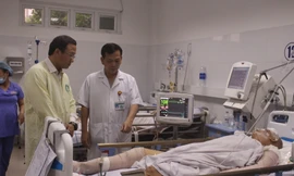 Ông Khuất Việt Hùng, Phó Chủ tịch chuyên trách Uỷ ban An toàn giao thông Quốc gia trao đổi với bác sĩ Huỳnh Đức Phát, Trưởng khoa Gây mê hồi sức - Bệnh viện Đà Nẵng về tình trạng của nạn nhân Nguyễn Văn Tốt