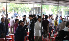 Người dân tỏ ra thất vọng khi lãnh đạo UBND TP Đà Nẵng chưa có câu trả lời về phương án giải quyết nhà máy thép gây ô nhiễm. Ảnh: Giang Thanh