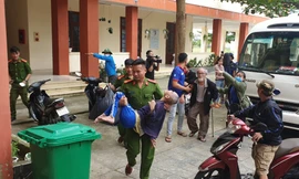 Thanh niên Đà Nẵng 'đi từng ngõ, gõ từng nhà' giúp dân sơ tán tránh bão số 13