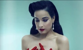 Ngắm vòng một của vũ nữ thoát y Dita Von Teese