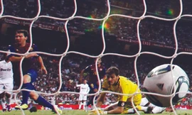 Alonso giúp Madrid cầm hòa Barca