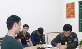 Thanh niên 'nói chuyện' bằng dao kiếm