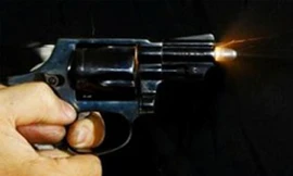 Bị truy sát, dân chơi ôm con né đạn như phim